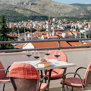 apartments-kudelik.hotels-in-trogir.com/